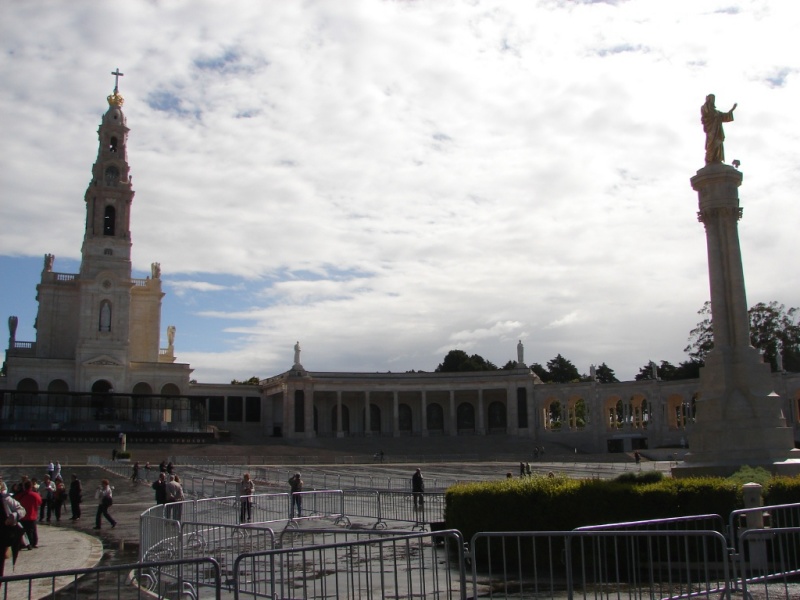 2008/03(March)/AroundTheWorld/Lisbon/800x600_The square is very large for worship.jpg